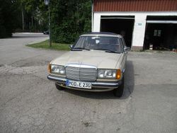 Beige Gebraucht 1983 Mercedes E230 Limousine | 9.700 €