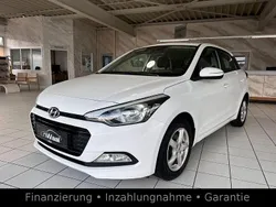 Weiß Gebraucht 2016 Hyundai i20 Trend Limousine | 7.290 €