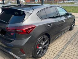 Grau Gebraucht 2024 Ford Focus S Limousine | 32.900 € (Fairer Preis)