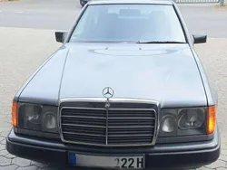 Grau Gebraucht 1988 Mercedes E250 Limousine | 11.600 €