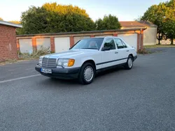 Weiß Gebraucht 1989 Mercedes E300 Limousine | 8.999 €