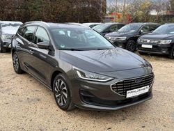 Grau Gebraucht 2022 Ford Focus Titanium Limousine | 12.799 € (Fairer Preis)