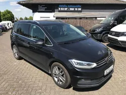 Schwarz Gebraucht 2022 VW Touran Highline Van / Kleinbus | 19.999 € (Fairer Preis)