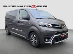 Grau Gebraucht 2024 Toyota Proace Verso Executive Kombi | 49.990 € (Teuer)