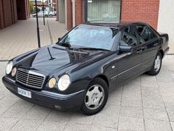 Grün Gebraucht 1998 Mercedes E320 Avantgarde Limousine | 2.750 €