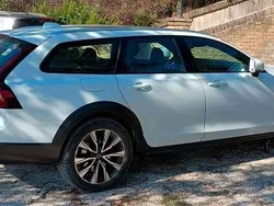 Weiß Gebraucht 2021 Volvo V90 CC Pro Kombi | 26.999 €