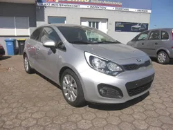 Silber Gebraucht 2013 Kia Rio DREAM-TEAM Edition Limousine | 8.800 € (Teuer)