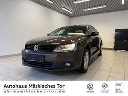 Braun Gebraucht 2012 VW Jetta Match Limousine | 5.950 € (Guter Preis)
