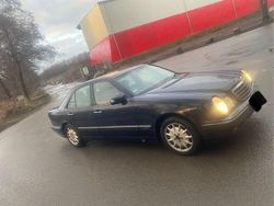 Blau Gebraucht 2001 Mercedes E220 Elegance Limousine | 3.500 € (Teuer)