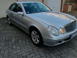Grau Gebraucht 2005 Mercedes E220 Limousine | 6.000 €