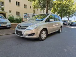 Grau Gebraucht 2010 Opel Zafira Family Van / Kleinbus | 2.950 € (Fairer Preis)