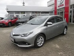 Titansilber Gebraucht 2016 Toyota Auris Hybrid Edition-S Limousine | 16.950 € (Etwas zu teuer)