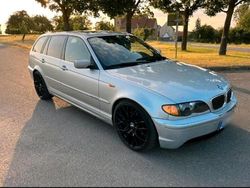 Silber Gebraucht 2004 BMW 320 Kombi | 650 €