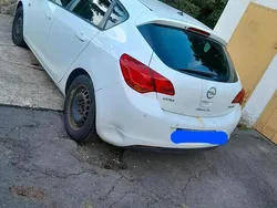 Weiß Gebraucht 2011 Opel Astra Limousine | 2.799 € (Guter Preis)