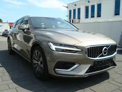Grau Gebraucht 2022 Volvo V60 Core Kombi | 29.600 € (Fairer Preis)