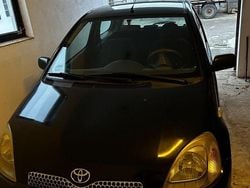 Schwarz Gebraucht 2002 Toyota Yaris Limousine | 800 € (Guter Preis)