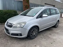 Silber Gebraucht 2006 Opel Zafira Edition Van / Kleinbus | 990 € (Etwas zu teuer)