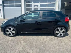 Schwarz Gebraucht 2014 Kia Rio Platinum Edition Limousine | 6.100 € (Fairer Preis)