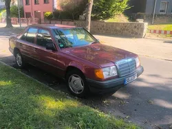 Rot Gebraucht 1989 Mercedes E200 Limousine | 11.900 €