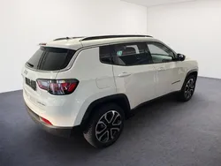 Weiss weiss Gebraucht 2022 Jeep Compass Limited SUV | 27.799 € (Etwas zu teuer)
