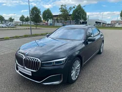 Grau Gebraucht 2021 BMW 750 Limousine | 38.500 €
