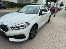 Weiß Gebraucht 2022 BMW 118 Sport Line Kleinwagen | 22.000 € (Fairer Preis)