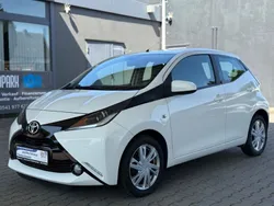 Weiß Gebraucht 2017 Toyota Aygo X-play Kleinwagen | 7.400 € (Fairer Preis)
