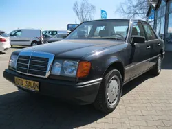 Blau Gebraucht 1987 Mercedes E260 Limousine | 9.980 €
