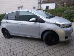 Silber Gebraucht 2014 Toyota Yaris Edition Kleinwagen | 6.500 € (Fairer Preis)