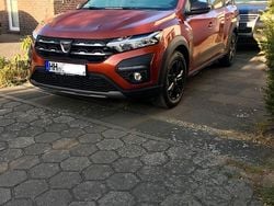 Rot Gebraucht 2022 Dacia Jogger Extreme Van / Kleinbus | 16.333 € (Guter Preis)