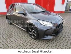 Grau Gebraucht 2024 Toyota Yaris Hybrid Team Limousine | 21.900 € (Guter Preis)
