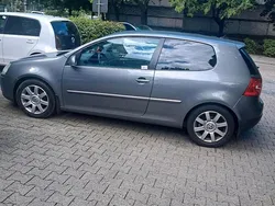 Grau Gebraucht 2004 VW Golf V Kleinwagen | 1.600 € (Fairer Preis)