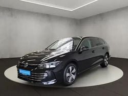 Grenadillschwarz metallic Gebraucht 2024 VW Passat Elegance Kombi | 47.600 €