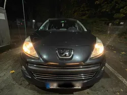 Grau Gebraucht 2009 Peugeot 207 Premium Kleinwagen | 2.750 €