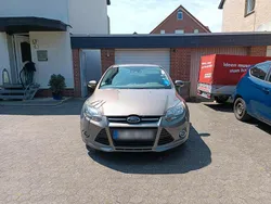 Braun Gebraucht 2011 Ford Focus Titanium Limousine | 5.850 € (Fairer Preis)