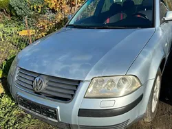 Blau Gebraucht 2002 VW Passat Kombi | 800 € (Fairer Preis)