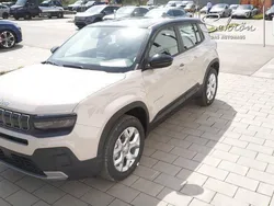 Snow white (dach in volcano black) Neu 2024 Jeep Avenger Altitude SUV | 28.071 € (Fairer Preis)