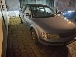 Blau Gebraucht 1999 VW Passat Basis Limousine | 1.300 € (Fairer Preis)