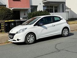 Weiß Gebraucht 2015 Peugeot 208 Kleinwagen | 4.500 € (Etwas zu teuer)