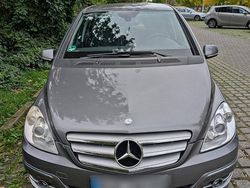 Grau Gebraucht 2010 Mercedes B180 Van / Kleinbus | 9.995 €