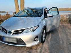 Silber Gebraucht 2015 Toyota Auris Hybrid Sport Kombi | 14.500 € (Guter Preis)