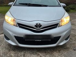 Silber Gebraucht 2014 Toyota Yaris Kleinwagen | 7.900 € (Guter Preis)