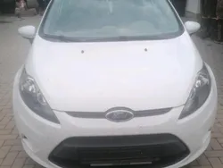 Weiß Gebraucht 2015 Ford Fiesta Kleinwagen | 2.900 €
