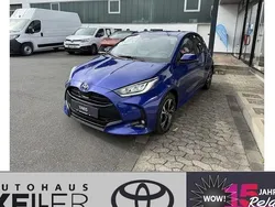Blau Neu 2025 Toyota Yaris Hybrid Limousine | 27.960 € (Etwas zu teuer)