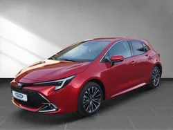 Karminarot metallic (metallic) Gebraucht 2023 Toyota Corolla Team Limousine | 27.990 € (Etwas zu teuer)