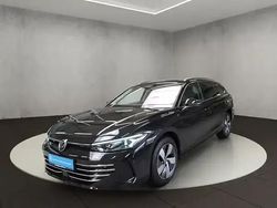 Grenadillschwarz metallic Gebraucht 2024 VW Passat Elegance Kombi | 49.800 € (Teuer)