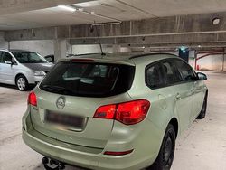 Grün Gebraucht 2012 Opel Astra Kombi | 1.550 €