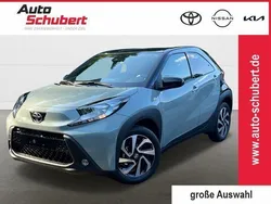 Urban khaki / night sky black Gebraucht 2024 Toyota Aygo Basis Kleinwagen | 16.690 € (Fairer Preis)