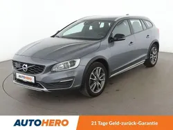 Grau Gebraucht 2018 Volvo V60 CC Summum Kombi | 20.630 €