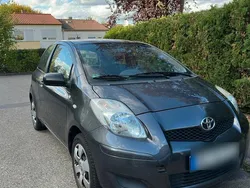 Grau Gebraucht 2009 Toyota Yaris Kleinwagen | 2.500 € (Fairer Preis)